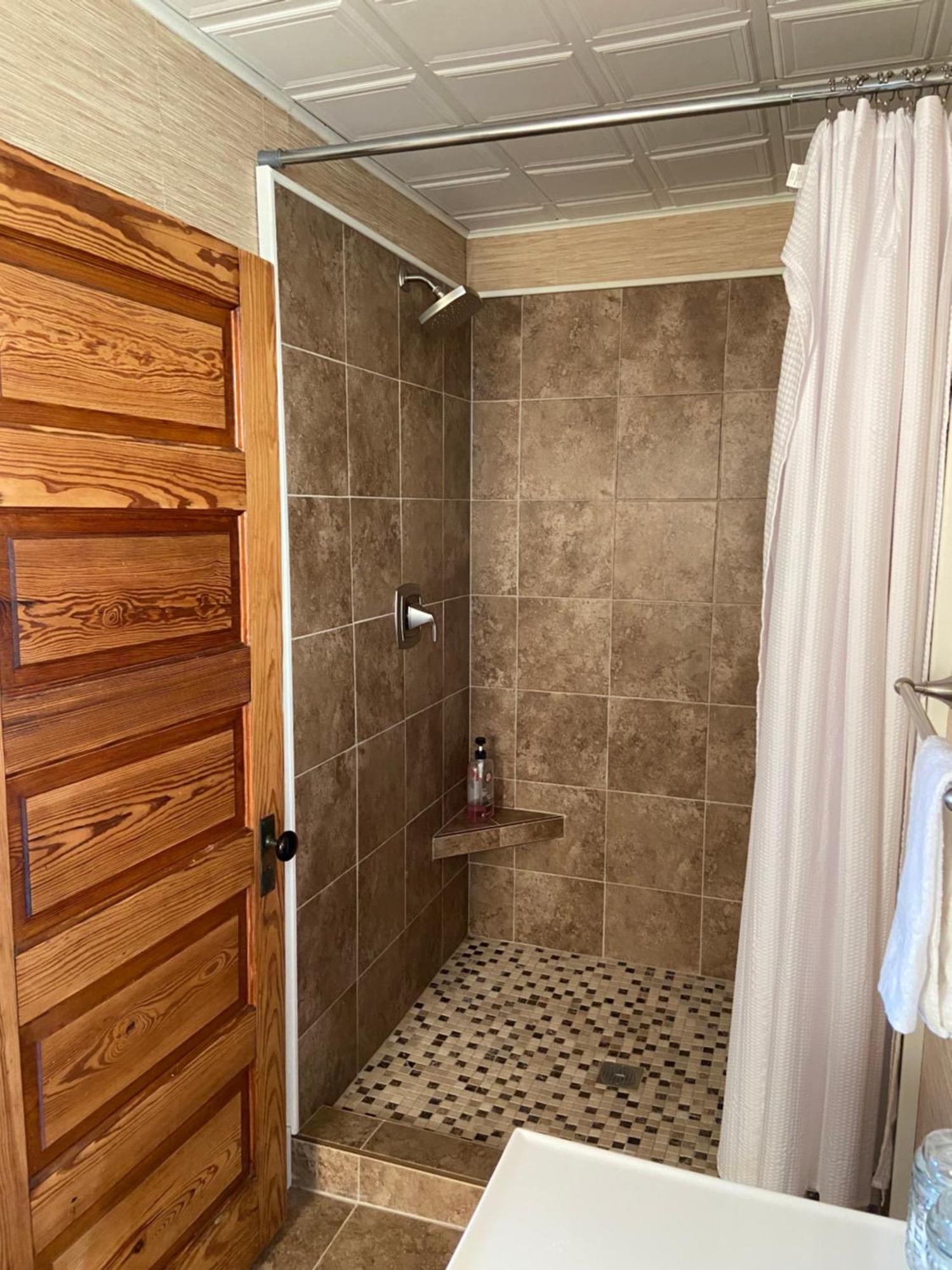 Tavern - Country Suite Newport ภายนอก รูปภาพ